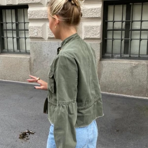 Grön jeansjacka  - Jättefin grön jacka med så coola detaljer! Älskar men kommer tyvärr inte så ofta till användning. Köpt jackan i en liten butik i Köpenhamn, därav är märket okänt men nypris låg på 1500kr