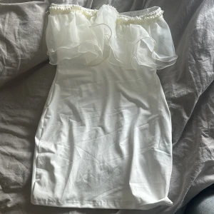 Vit klänning  - Jätte fin kort klänning som aldrig är använd 