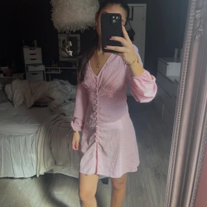 Sommarklänning  - Såå fin klänning från nelly. Som ny🥰