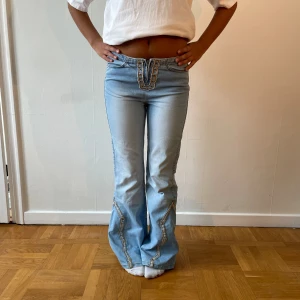 Så snygga jeans🥰 - Modell 169! Skriv för mått Lowwaist jeans med coola detaljer😍 Om man vill kan man sätta i snören i jeansen vid dragkedjan 