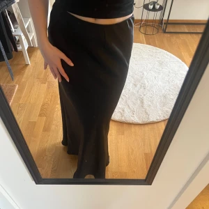 Svart satin kjol  - Svart satin kjol från Ginatricot, slutsåld på hemsidan  Nästan ny, använd några få gånger i höstas bara! 
