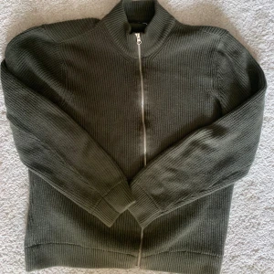 Zara cardigan - Säljer nu min riktigt fräscha zara cardigan då den inte används lika mycket längre. Den är använd men i väldigt bra skick med noll defekter. Vid frågor är det bara att skriva🙌🏻