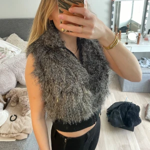 Pälsväst  - Såå snygg och cool pälsväst!!😍pris kan diskuteras vid snabb affär 