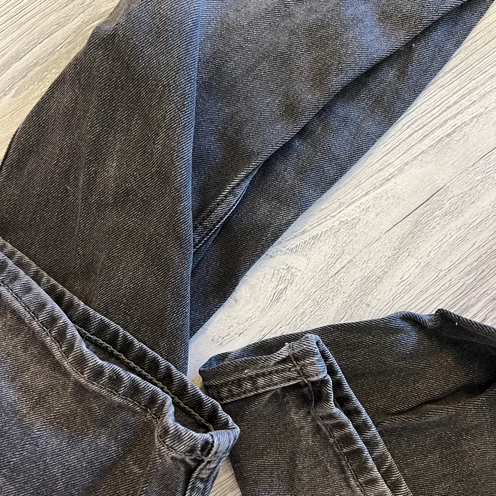 Lågmidjade jeans från weekday i mycket bra skick❣️ Första bilden är själva modellen och färgen liknar den men de är lite annorlunda som man ser på tredje bilden. Nypris 590, priset går att diskutera!. Jeans & Byxor.