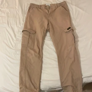 Vailent cargo byxor Carling M - Carling Vailent cargobyxor med 6st fickor. Mått saknas men det är en M storlek (antar att man kan kolla upp det på carlings hemsida?)