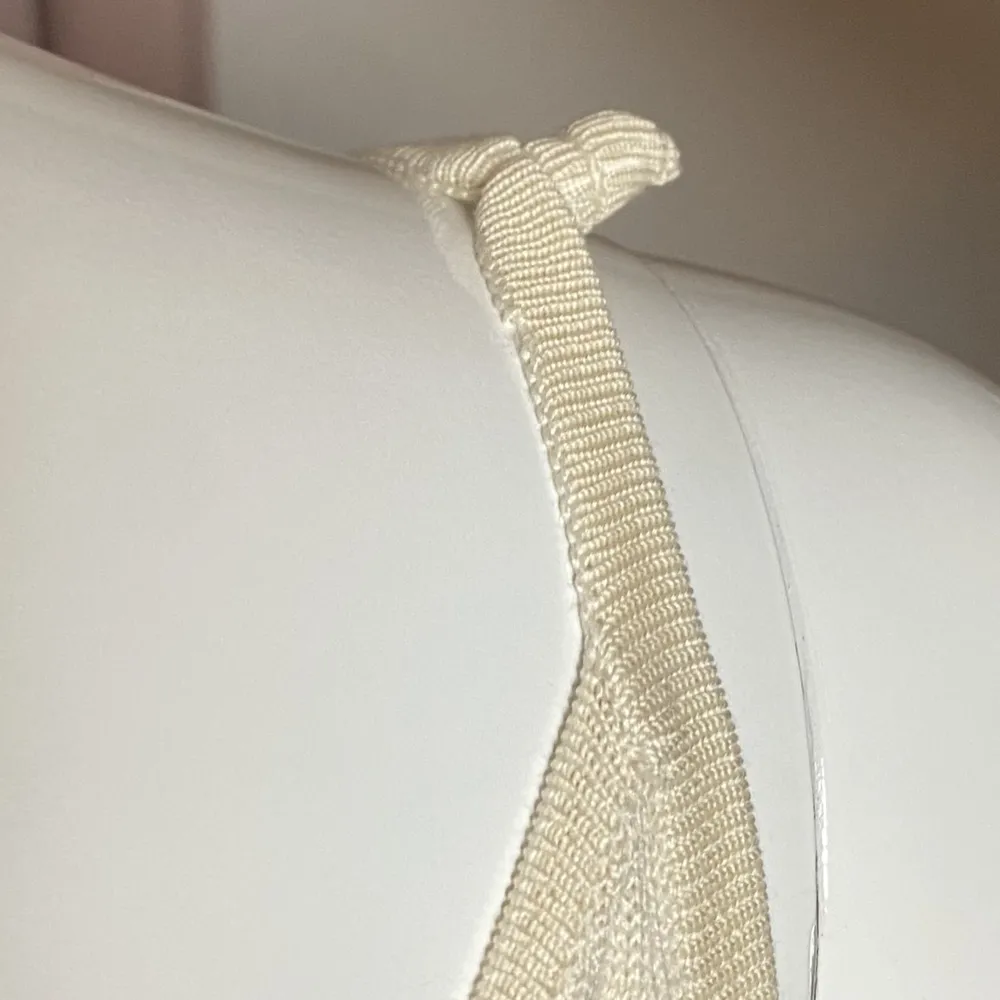 Ett fint silkeslinne från Tori Richard, storlek M. Krämvit. Små slitningar vid var sin axelband, har även knutit upp banden för att linnet ska sitta högre upp. 70% silke & 30% bomull. MÅTT: Amrhåla till armhåla 45cm & längd från axelband och ner 55cm. Blusar.