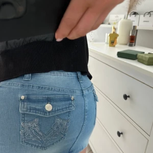 Jeanskjol fickor  - Jeanskjol med glittriga fickor lågmidjad. Aldrig använd  