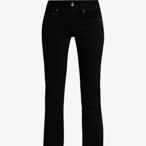 Säljer skit snygga svarta låga jeans från g star raw. Bara använda ett fåtal gånger. Jeansen har en flärp på insidan som inte syns som man knäpper men knappen har gått av men det är inget som syns eller känns💞💞 köp gärna via köp nu💓