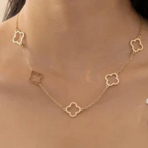 halsband - guldfärgat halsband med blommor,längd 42-45cm oanvänd.‼️‼️‼️nypris 199 just nu 99