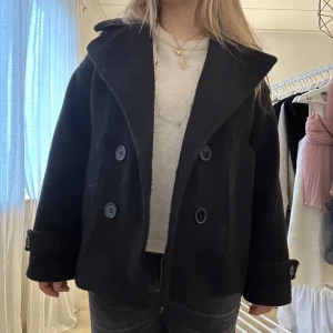 kappa - svart kappa från design by si i utmärkt skick. använd lite förra våren men inte alls mycket. skriv för fler bilder 