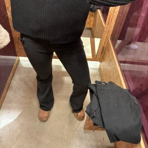 Svarta bootcut jeans - Nästan helt nya svarta bootcut jeans från Weekday 🖤 Nypris 600kr, pris kan diskuteras 🫶🏽