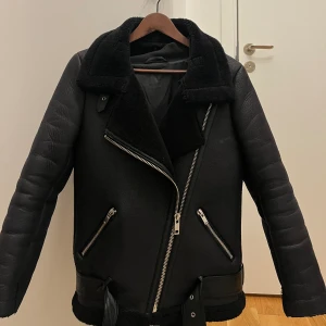 Fodrad skinnjacka - (Öppen för prisförslag) Fodrad skinnjacka från Zara. En riktig klassiker, supermysig! Bra skick🤍 Hör av er vid frågor eller funderingar