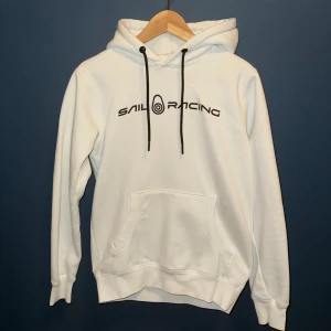 Sail Racing Hoodie - Sail Racing Hoodie i stl S Tröjan är i bra skick och köpt på Stadium Ordinarie pris 1200 Priset kan diskuteras!