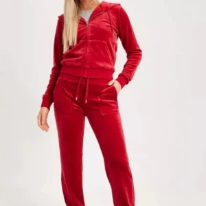 Juicy couture byxor - Säljer mina fina juicy couture som ej kommer till användning längre, det är storlek XS på byxorna. Det är i bra skick! Kan diskutera priset vid snabb affär💕