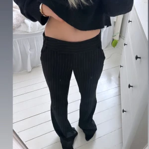 Randiga kostymbyxor  - Randiga kostymbyxor från clockhouse i lågmidjade 