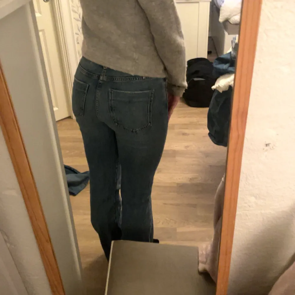 Jätte fina bootcut zara jeans som inte ör mycket använda💕 Jag är 170 cm. Jeans & Byxor.