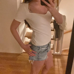 Super fin tröja 😽 - Ass snygg tröja med fin urringning som aldrig är använd! ❣️fint ribbad. Är i storlek M men passar S 