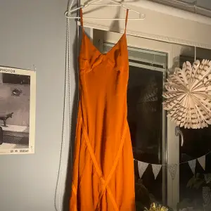 Underbar orange vintageklänning! Perfekt till sommaren! Köpt för 599 kr på Italiensk vintagebutik i Stockholm. 