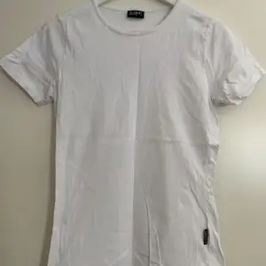 Finns en fläck, se bild 2. Eftersom tröjan är vit går fläcken säkert att bleka. Det är inget jag provat då den inte kommit till användning.