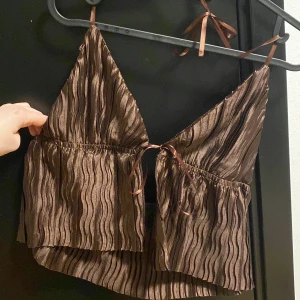 Topp - Gullig brun topp i storlek 38, passar även större byst 