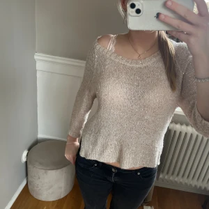 Stickad topp - Beige stickad tröja i fint skick. Har kort slits på sidorna och lite kortare ärm. Den är i storlek M men sitter bra på mig som brukar ha storlek S. Skriv för fler bilder. 