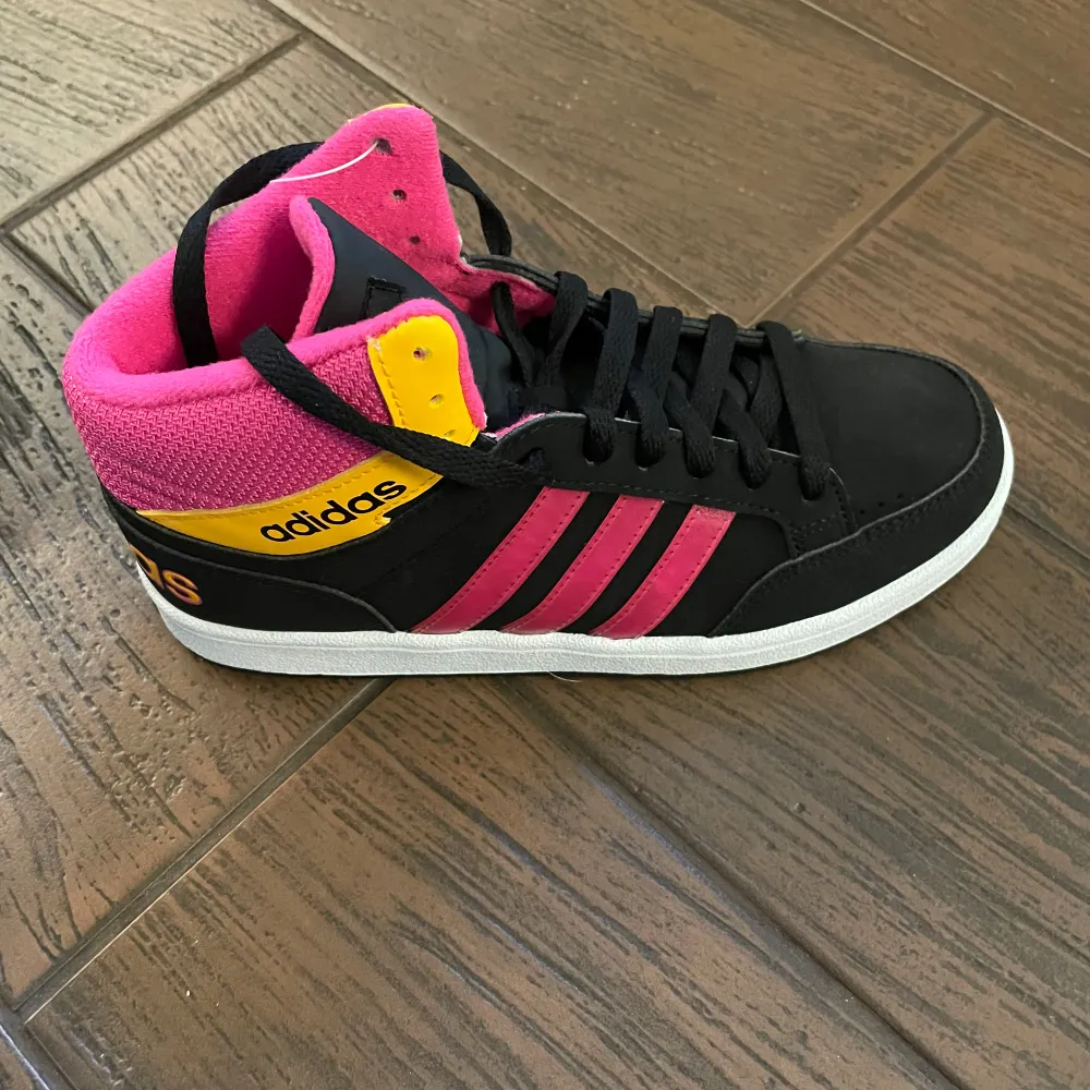 Nya fräcka Adidas skor. I originalkartong.  Retro skor.  Skorna har blinkande dioder på de rosa stripsen. Kan skicka en film på hur de blinkar. Blinkfunktionen kan kopplas bort om man vill.  Sorlrek 37 1/3. Skor.
