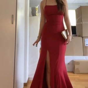 Balklänning - Hej! Säljer min balklänning från JJ House, i strlk 36. Denna har använts 1 gång och är sedan dess tvättad och så gott som ny! Ryggen är anpassningsbar och materialet är åt stretchiga hållet vilket gör att den passar strlk mellan 36-40! 