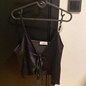 Festtopp - Svart festtopp från chiquelle, knyte framtill.