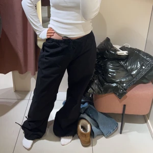 Svarta bagy byxor - Svarta bagy byxor som inte kommer till användning, endast provade💖