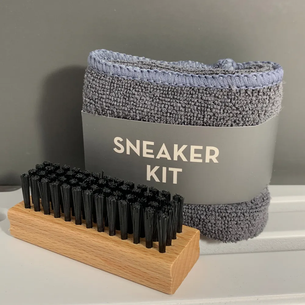 This sneaker maintenance kit by TIMBERLAND contains a brush, towel and three key products to care for your sneakers: Air Raider Shoe & Boot Refresher, Sneaker Cleaner and Sole Brightener. The box is reusable. . Övrigt.
