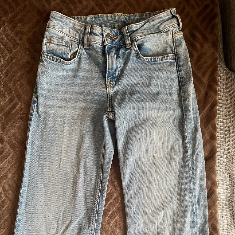 Lågmidjade jeans från H&M, använda men är i fint skick! Pris kan diskuteras . Jeans & Byxor.