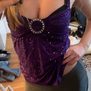 Linne med paljetter  - Säljer denna super snygga y2k linnet med paljetter och detalj framtill. Super snygg och smickrande, fin till fest!  I nyskick. 