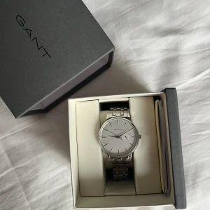 Gant Klocka  - Säljer en klassisk silverklocka från Gant. Postar den i originalförpaclning och extra länkar medföljer. Säljs då jag endast använder guldsmycken så den kommer tyvärr aldrig till användning! Nypris 2 290kr