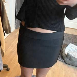 Supersnygg tajt svart kjol!! Har sytt upp den så att den ska bli lite kortare, bild (3). Från SAMSOE AND SAMSOE och den är i strl xs. Bra skick, se bilder, har vikt ner kanten på första bilden så att den ska bli low waist! 💓💓