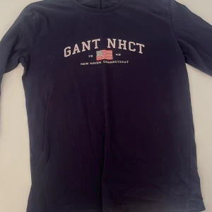 Lång Gant T shirt - Snygg långärmad Gant T shirt till sommaren! Fint skick, inga synliga defekter. Pris kan diskuteras! Passar 158-164cm ish (använde den själv när jag var 170cm)