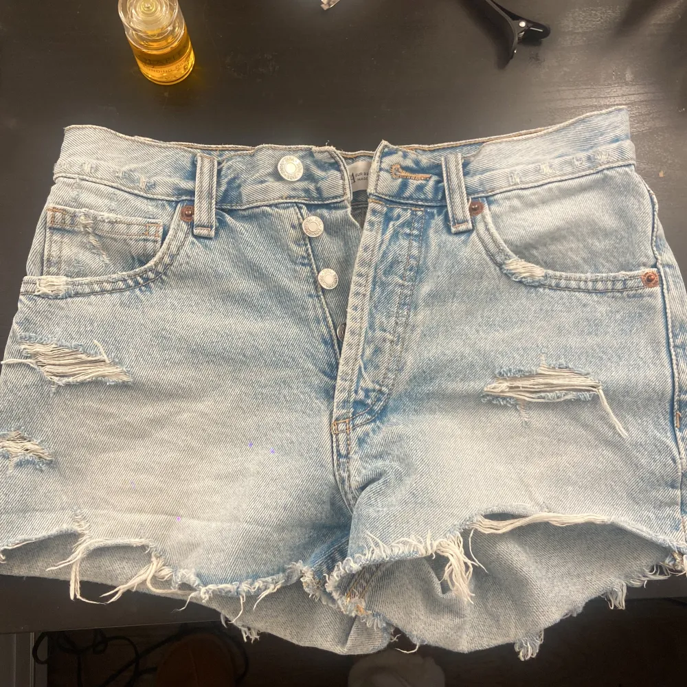 Ett par otroligt söta jeans shorts ja köpte förra sommaren som inte passar mig längre, lappen på baksidan är avrriven. De är mid waist . Shorts.