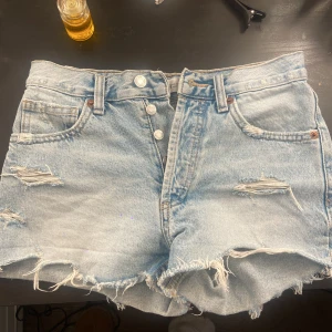 Zara jeans shorts  - Ett par otroligt söta jeans shorts ja köpte förra sommaren som inte passar mig längre, lappen på baksidan är avrriven. De är mid waist 