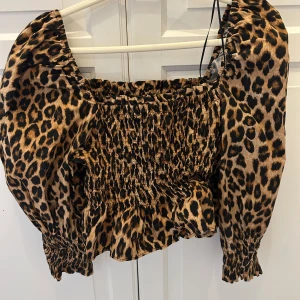 Leopard blus  - Fin blus från zara med puffärm 