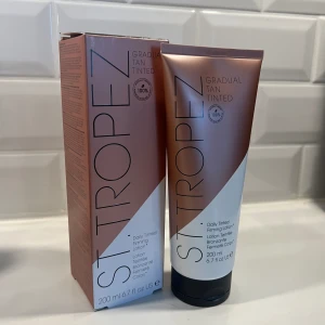St Tropez bästa Bus lotion, vegansk, underbar doft - Oanvänd. 200 ml.  Färg deep. Ingen bus-doft.  Blir så fina resultat utan ränder. Lätt att applicera.  Bästa busen jag testat och då testar jag kontinuerligt olika märken.  Inköpspris 299.