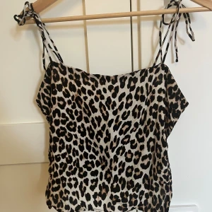 Leopard topp - Säljer detta supersöta linnet, som är perfekt nu till sommaren💓 nästan helt oanvänt utan defekter