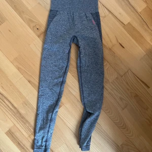Träningstights gymshark grå/rosa - Knappt använda, säljer matchande sportbh 
