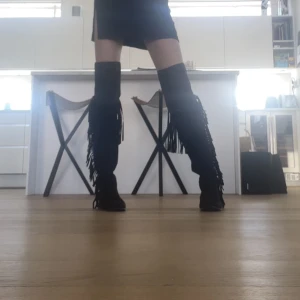 Fransstövlar - Helt oanvända höga stövlar från Nelly! 