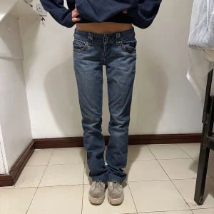 Jeans - Säljer dessa jeans då dem inte kommer till användning💛