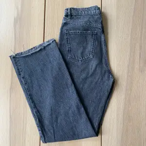 Jeans wide leg från Zara i mörkgrå tvätt. Inga defekter och i fint skick. Nypris 399kr