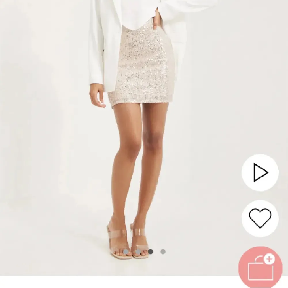 Säljer denna skitsnygga kjol med paljetter från Nelly, säljs då jag har en annan! Endast använd på ca 3 fester så superfint skick❤️ bara att skriva om du har frågor eller funderingar☺️. Kjolar.
