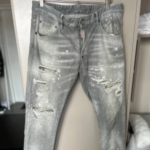 Dsquared2 jeans gråa - Bra skick, ej använt de så mycket.