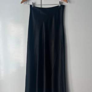 Super fin kjol från NAKD x Josefine HJ. I storlek S 💕