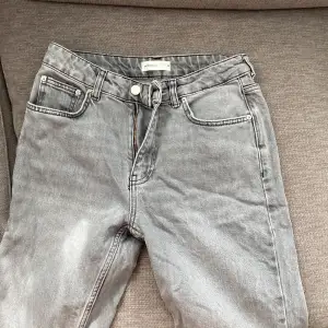 Säljer dessa ginatricot jeans då de inte kommer till användning då jag har andra par. Köpta för 499kr och är i superbra skick. De är inte low waist utan normal waist med bootcut längst ner💕