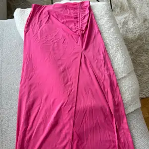 Säljer denna kjolen från Bikbok, använda 2-3 gånger, resår i midjan och slits vid benet 
