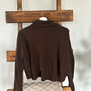 Stickad polo från SHEIN  - Polo från SHEIN! Kliar inte, använd 1 gång Storlek s